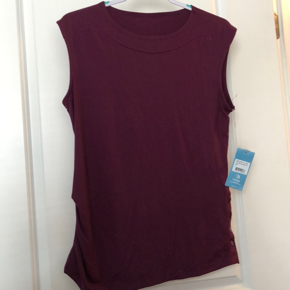Very beautiful sleeveless active top. Maroon color, L